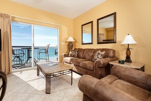 Condo | Living room - Pelican Isle 602 - Tiki Tide (Fort Walton Beach)