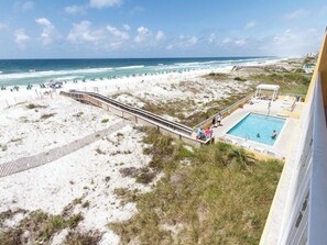 Ein Strandresort mit Pool und direktem Zugang zum Strand.