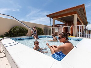 Outdoor pool, a heated pool - Surf Dweller 402 - Seashell Haven (Fort Walton Beach)