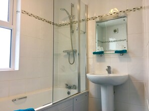 Double Room, Ensuite, Sea View (Balcony 1) | Bathroom | Free toiletries, hair dryer, towels, soap - The Steamer Inn (Shanklin)
