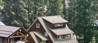 Bedrooms Galore! Custom Ski Resort Home. Short Flat Walk to Main Lift. 