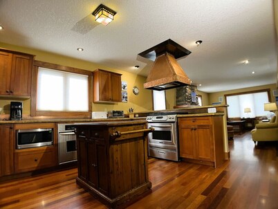 Bedrooms Galore! Custom Ski Resort Home. Short Flat Walk to Main Lift. 
