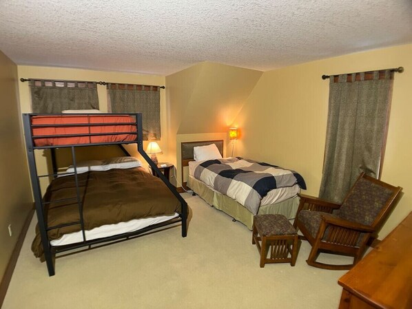 7 bedrooms, WiFi, bed sheets