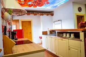 Refrigerador, microondas, tostadora, molino de café