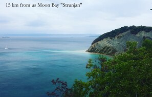 A coastal landscape with a clear view of the sea and a cliff. - Apartament "Pomigranaj" for 4 person (Marezige)