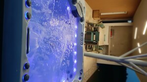 Een close-up van een blauw, gestructureerd oppervlak met meerdere ronde elementen, mogelijk onderdeel van een meubelstuk of machine.