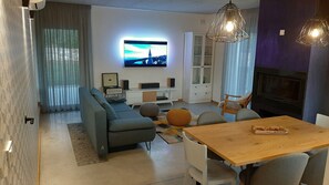 Tv, eldstad, böcker och ett musikbibliotek