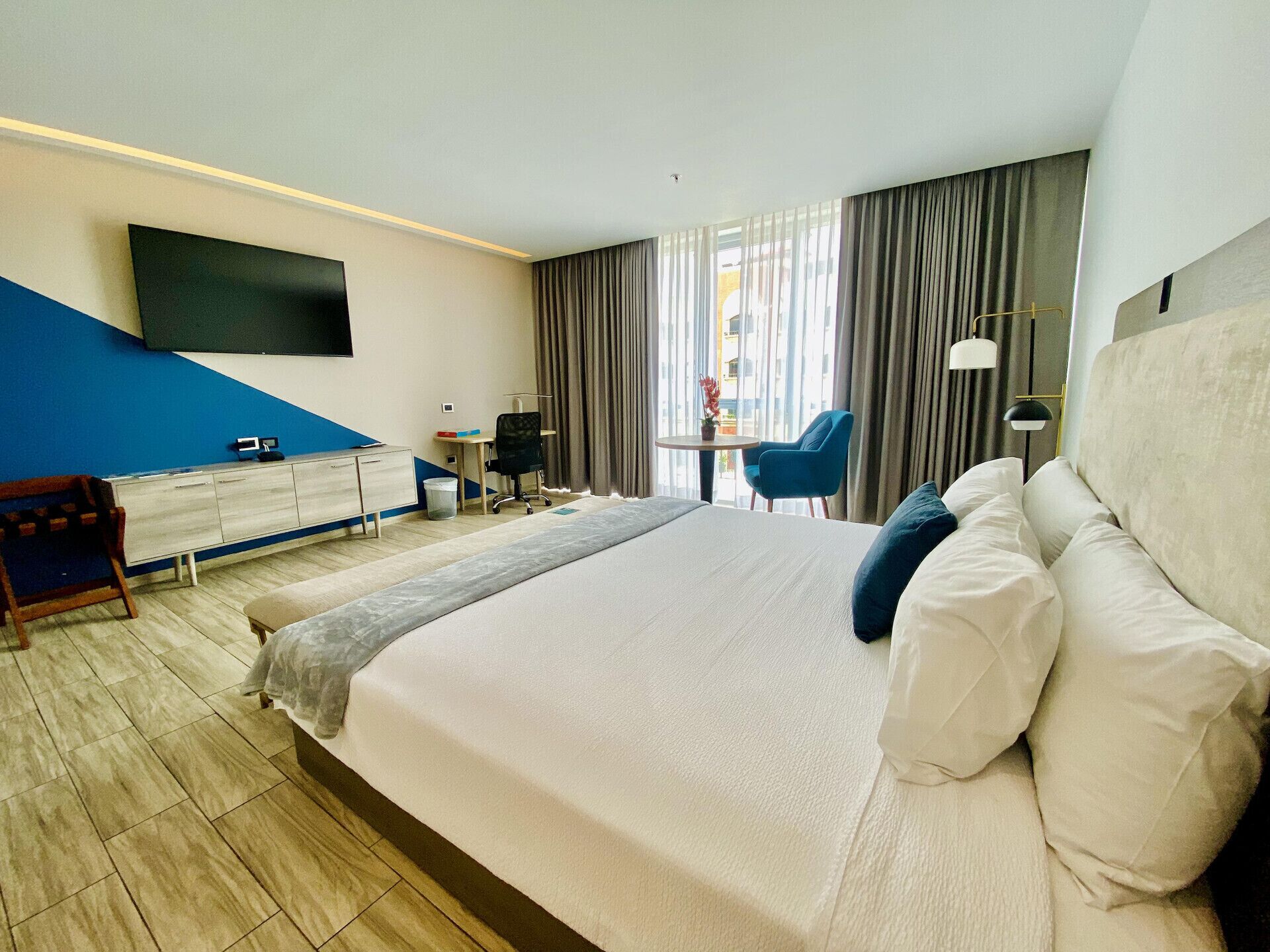 Safe på rommet, skrivebord og skrivebord for bærbar PC