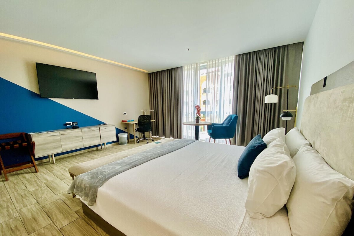 Safe på rommet, skrivebord og skrivebord for bærbar PC