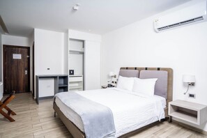 Quarto standard | Cofres nos quartos, escrivaninha, espaço de trabalho para notebook