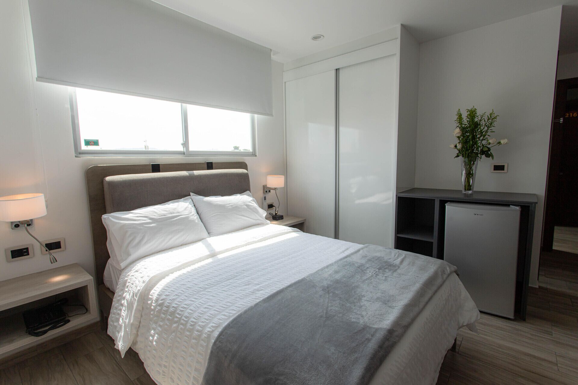 Zimmersafe, Schreibtisch, laptopgeeigneter Arbeitsplatz