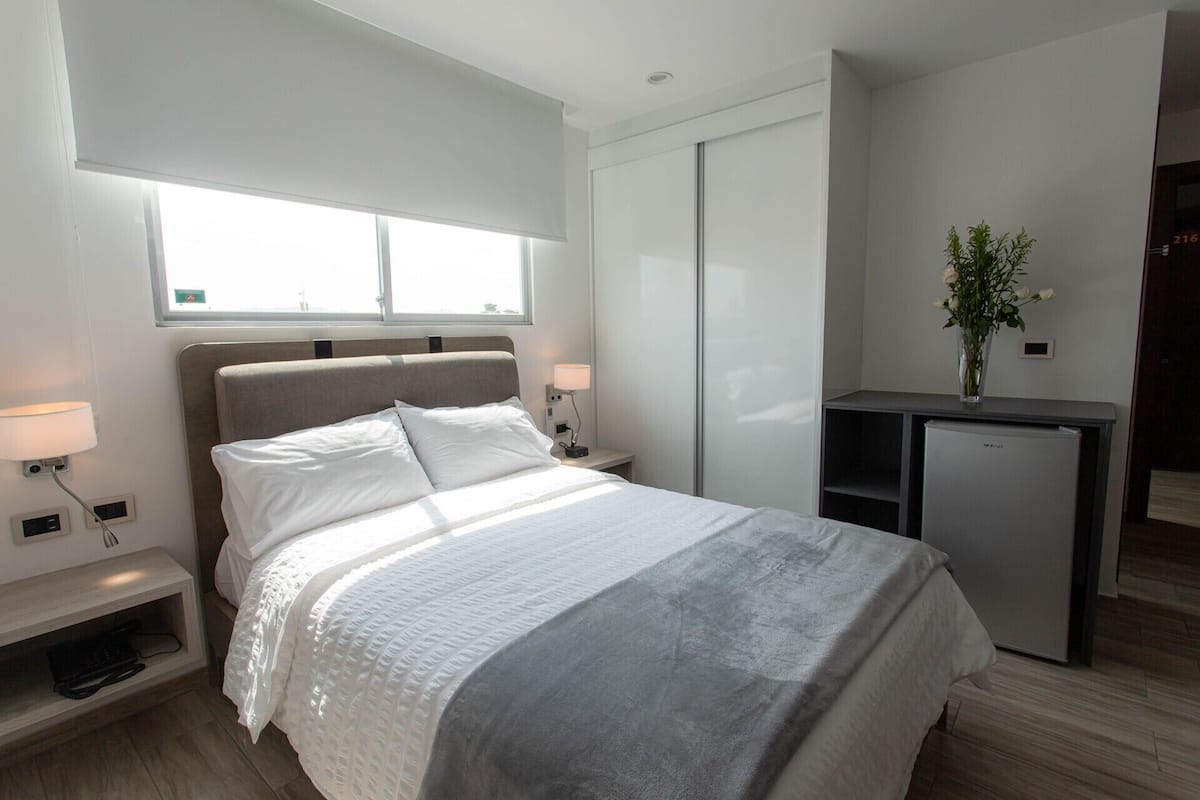 Zimmersafe, Schreibtisch, laptopgeeigneter Arbeitsplatz