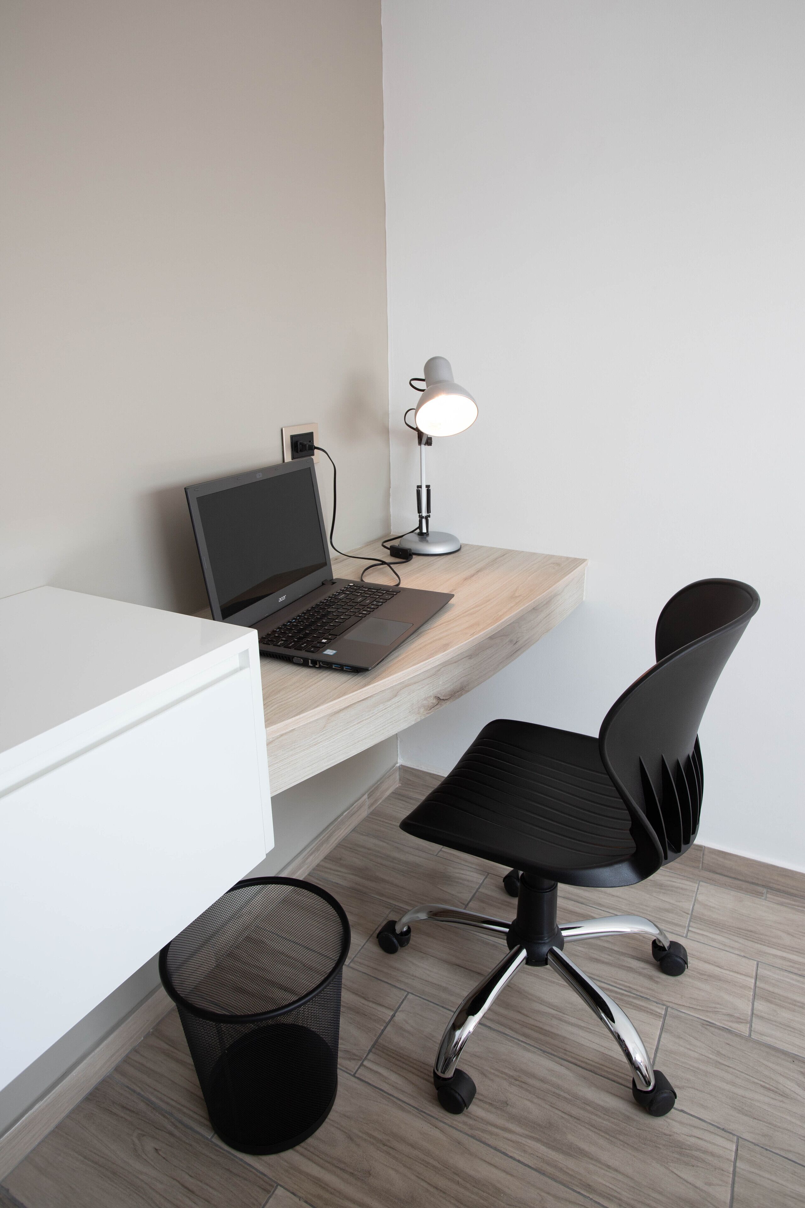 standard room | 1 bedroom, in-room safe, desk, laptop workspace
