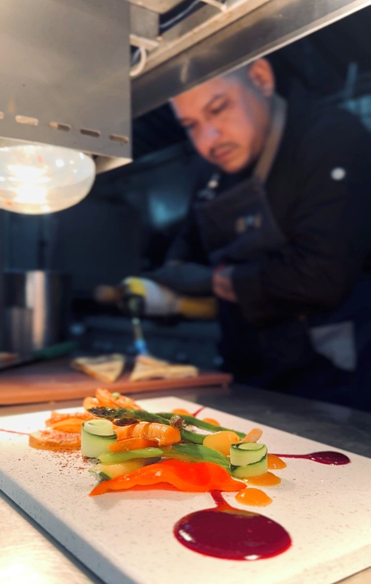 Un chef preparando comida en una cocina.