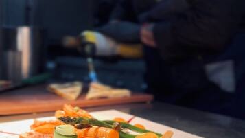 Un chef preparando comida en una cocina.