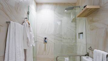 Ein modernes Badezimmer mit Duschkabine, Toilette und Waschbecken.