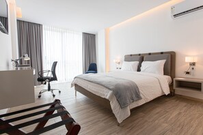 スーペリア ルーム | セーフティボックス (室内)、デスク、ノートパソコン用作業スペース、遮光カーテン