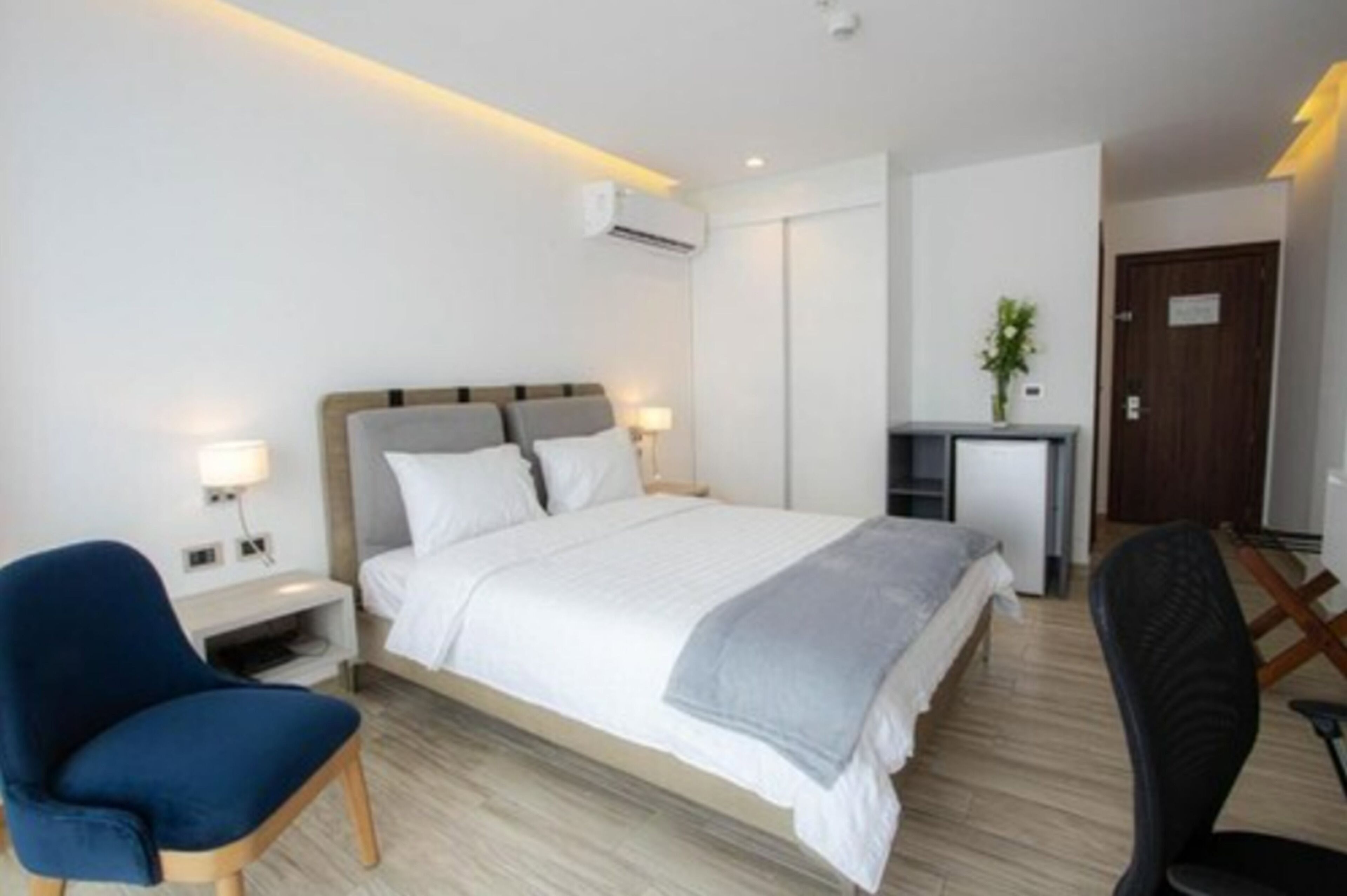 superior room | 1 bedroom, in-room safe, desk, laptop workspace