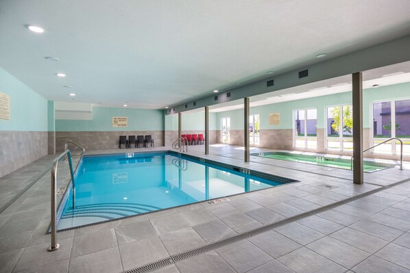 Indoor pool - Hampton Inn & Suites by Hilton Edmonton St. Albert (Edmonton)