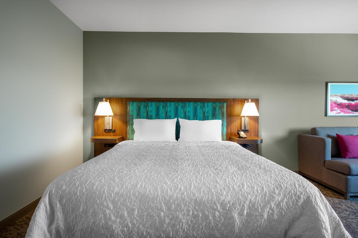 Habitación, 1 cama King size, refrigerador y microondas | Caja de seguridad en la habitación y escritorio