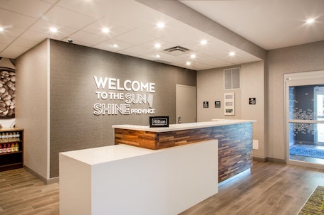 Recepción. Hampton Inn & Suites by Hilton Edmonton St. Albert