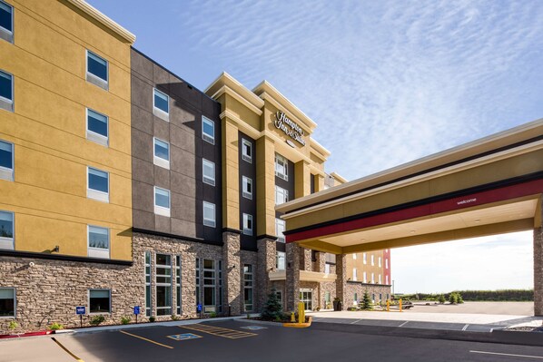 Exterior - Hampton Inn & Suites by Hilton Edmonton St. Albert (Edmonton)