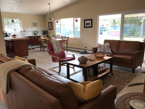 Een televisie, een open haard, een dvd-speler en een tafeltennistafel