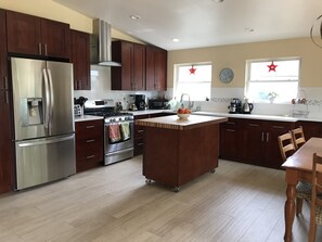 Een koelkast, een magnetron, een oven, een kookplaat