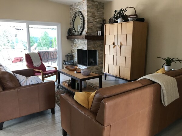 Een televisie, een open haard, een dvd-speler en een tafeltennistafel