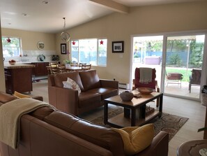 Een televisie, een open haard, een dvd-speler en een tafeltennistafel