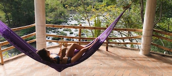 Ekologinen talo painotti jokea kauniilla näkymällä kanjonille,