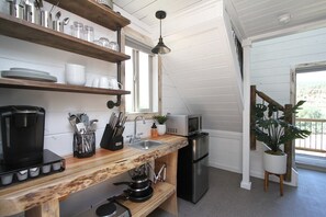 Refrigerador, microondas, parrilla de estufa y cafetera y tetera 
