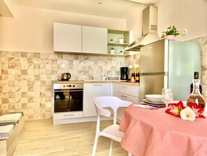 Kühlschrank, Ofen, Herdplatte, Wasserkocher mit Kaffee-/Teezubehör