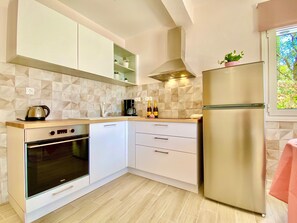 Kühlschrank, Ofen, Herdplatte, Wasserkocher mit Kaffee-/Teezubehör