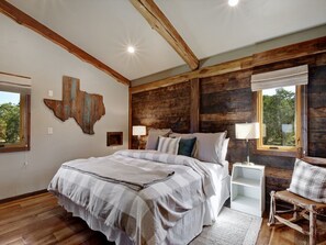 2 bedrooms, iron/ironing board, Internet, bed sheets - Cedar Vista-Rustic Luxury INCREDIBLE VIEWS! Hot Tub, Fire Pit, 2 bedrm/ 2 bath (San Marcos)