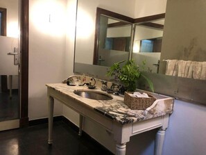Bathroom - Embassy Palermo Cool & Vintage (ABU)