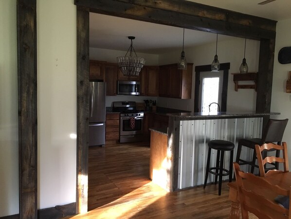 Kühlschrank, Mikrowelle, Herdplatte, Geschirrspüler