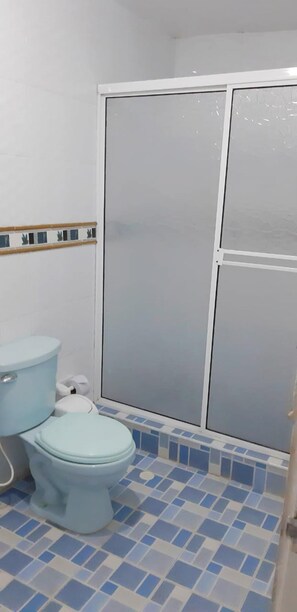 Ducha, artículos de tocador gratuitos, toallas