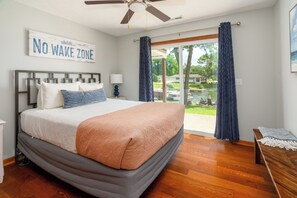 4 bedrooms, desk, iron/ironing board, travel cot - Waterfront 3BR + Loft w/ Dock on Lake of Egypt (Creal Springs)