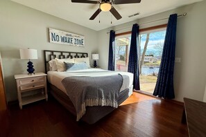 4 soverom, skrivebord, strykejern/-brett og reiseseng for barn