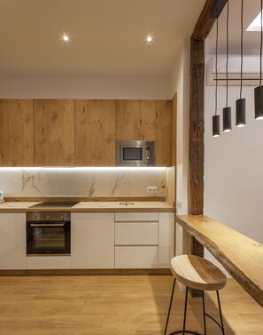 Frigorífic, microones, forn i placa de cuina 