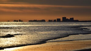 Nær stranden og buss til stranden (inkludert)