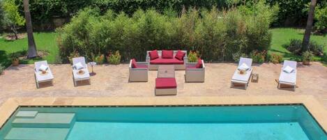 Een buitenzwembad en een verwarmd zwembad