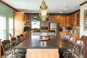 Dining - Ocean Views 3/2 Game Room & Luggage Lift in Crystal Beach (Bolivar Peninsula)