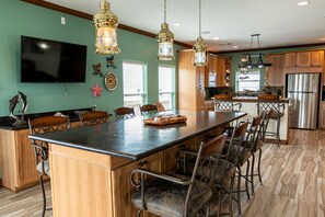 Dining - Ocean Views 3/2 Game Room & Luggage Lift in Crystal Beach (Bolivar Peninsula)