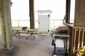Outdoor dining - Ocean Views 3/2 Game Room & Luggage Lift in Crystal Beach (Bolivar Peninsula)
