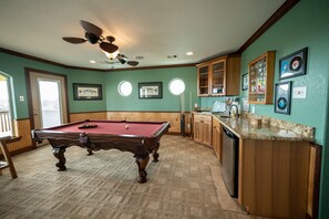 Game room - Ocean Views 3/2 Game Room & Luggage Lift in Crystal Beach (Bolivar Peninsula)