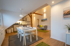 Dining - Loft apartment with 2 bedrooms (Stadtbezirke IV)