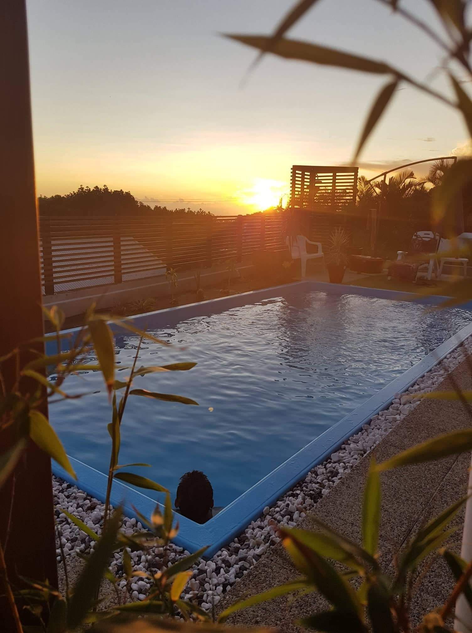 Piscine extérieure, chaises longues