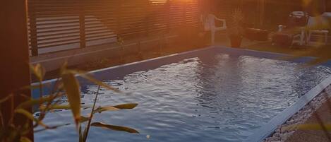 Piscine extérieure, chaises longues